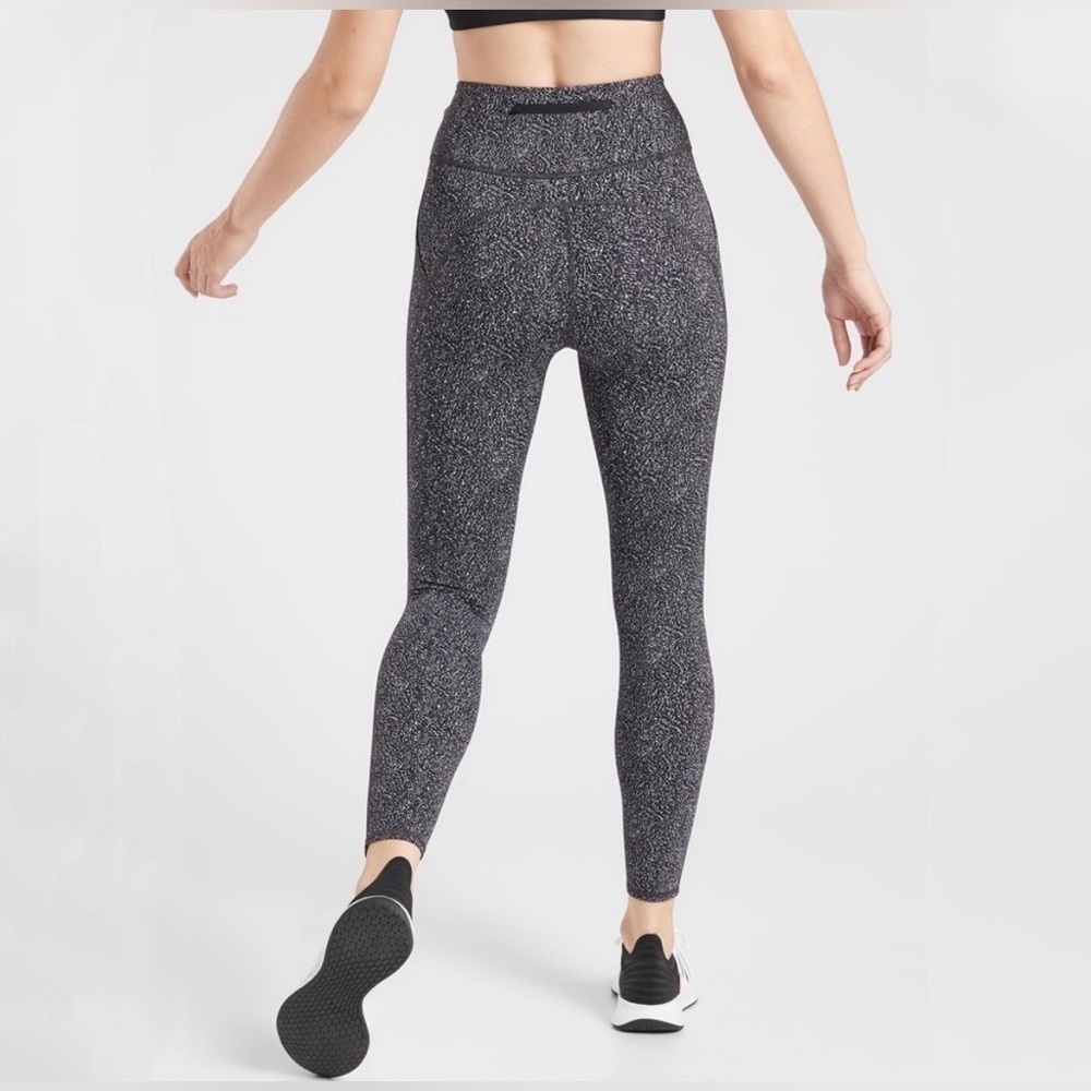 Like new Athleta Lightning Static 7/8 Tight Size Small with side pockets